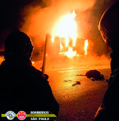 Corpo de Bombeiros controla incêndio em Jacareí